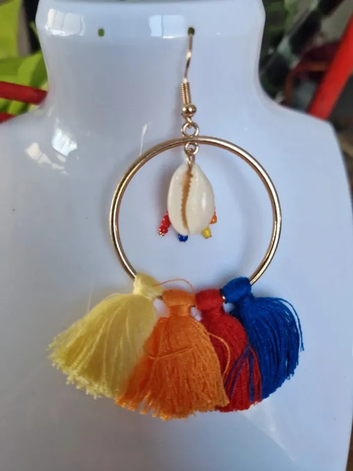 Boucles d'oreilles fantaisies dorées fils multicolores et coquillage - photo numéro 3