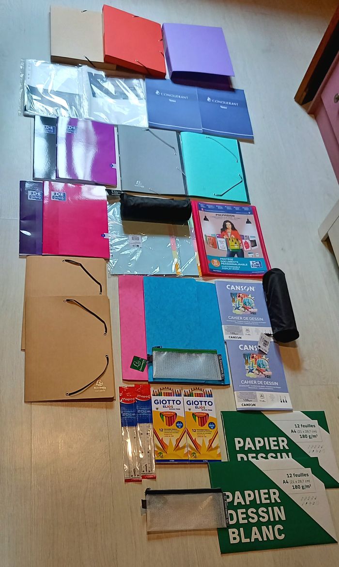 Lot de fournitures scolaires neuves
