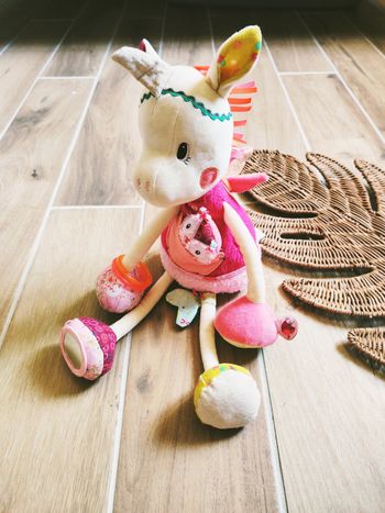 🦄Peluche doudou multi activités sensorielles Louise la Licorne marque Lilliputiens