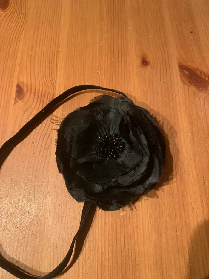 Bandeau serre tête fleur en tissu noir très bel effet - photo numéro 2