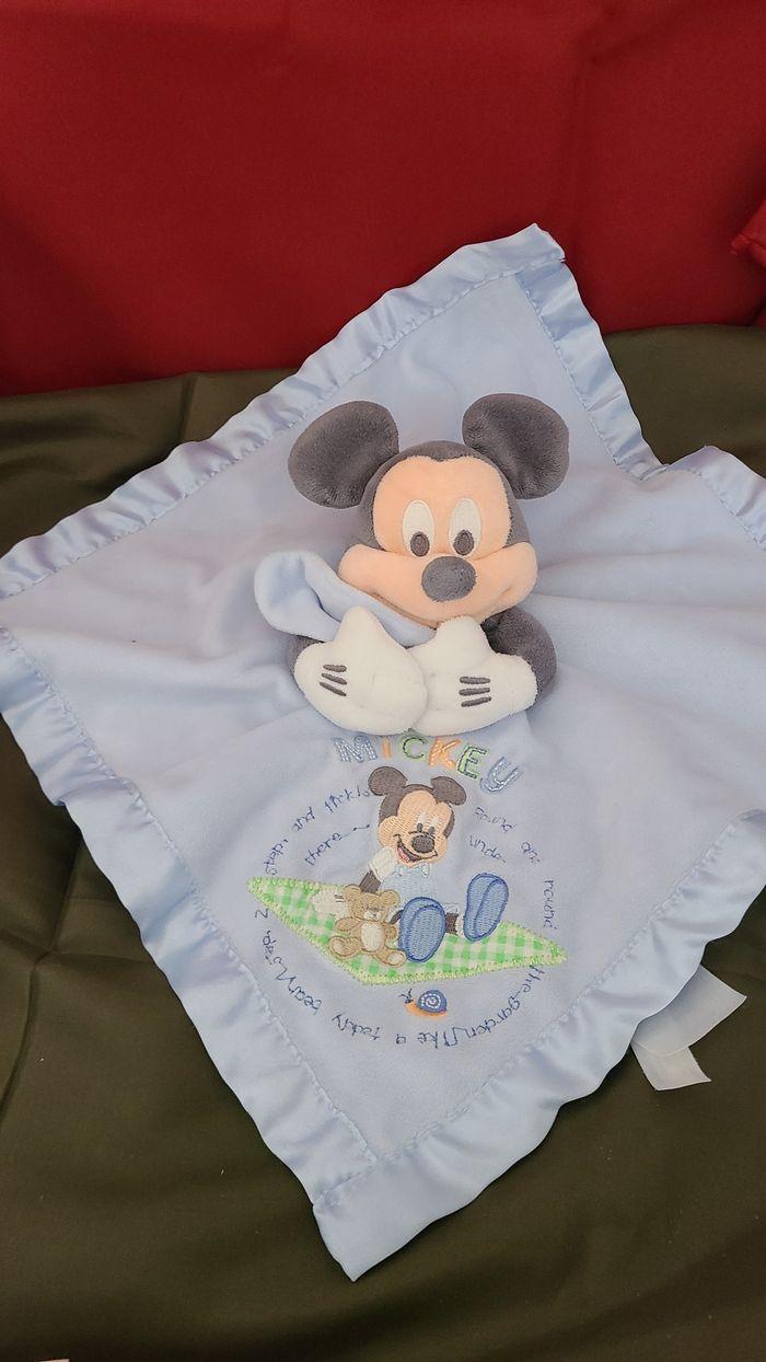 Doudou plat couverture Mickey bleu satin DISNEY - photo numéro 2