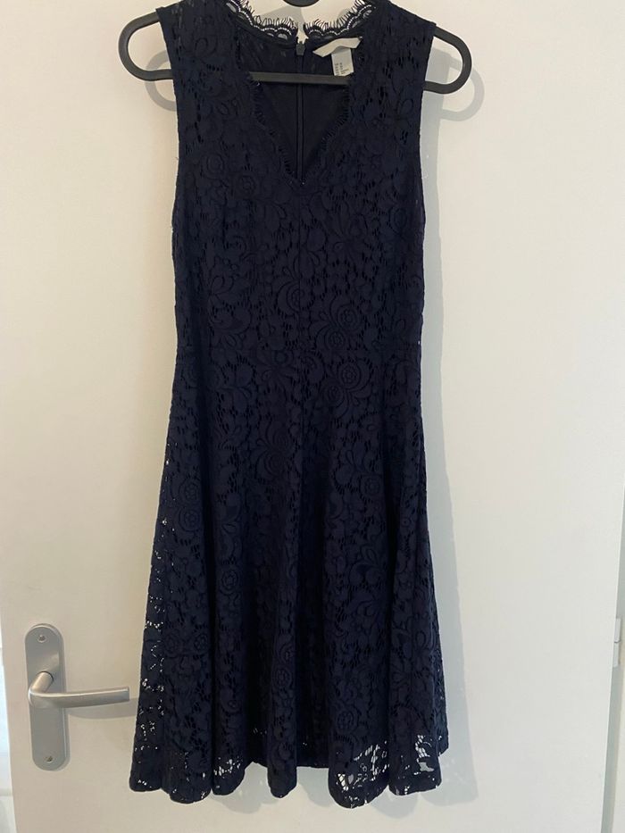 Robe élégante détail dentelle en parfait état