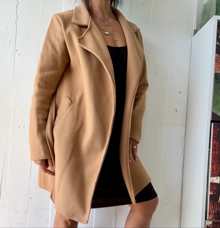 Elégante veste de style peignoir en camel, ceinturée à la taille. - photo numéro 4