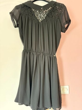 Robe noire avec devant en dentelle