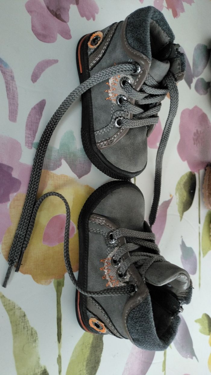 Paire de chaussures garçon