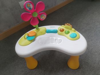 Petite table d'éveil