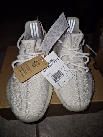 Vends baskets Yeezy 350 v2 boost neuve jamais porté avec étiquette 
