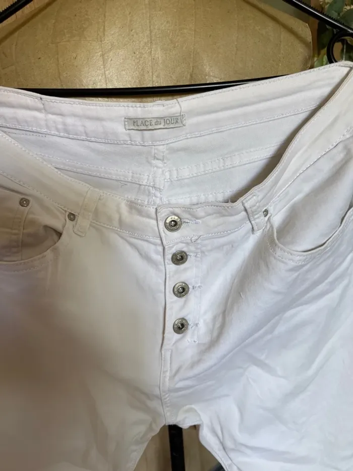 Jean court blanc femme note 40 mais taille 42 - photo numéro 2