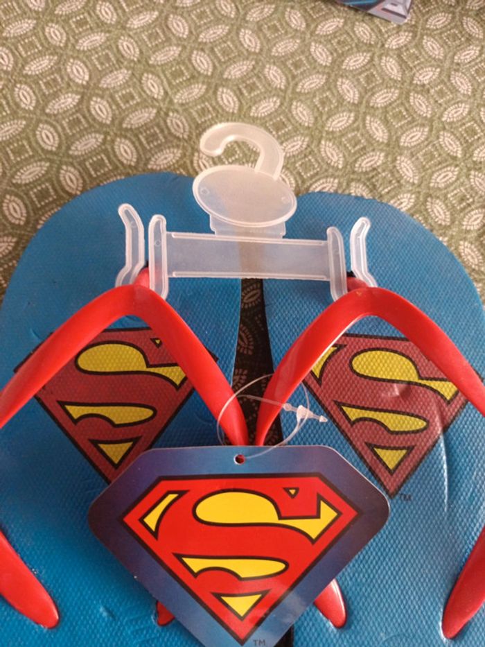 Paire de claquettes neuves Superman taille 34/35 - photo numéro 6