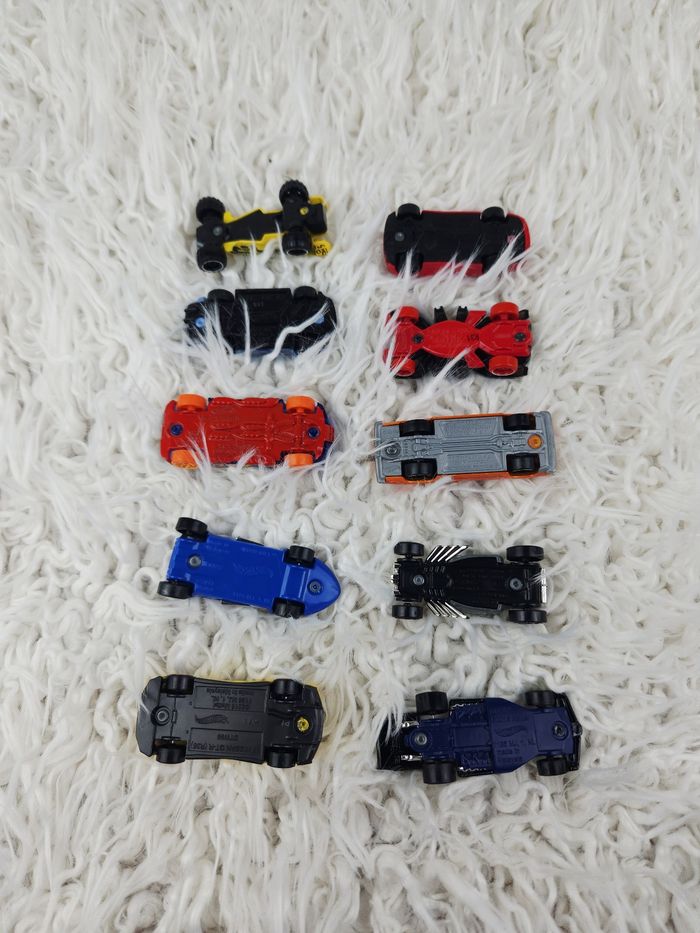 Lot de 24 petites voitures marque Hot Wheels 🎅 - photo numéro 3