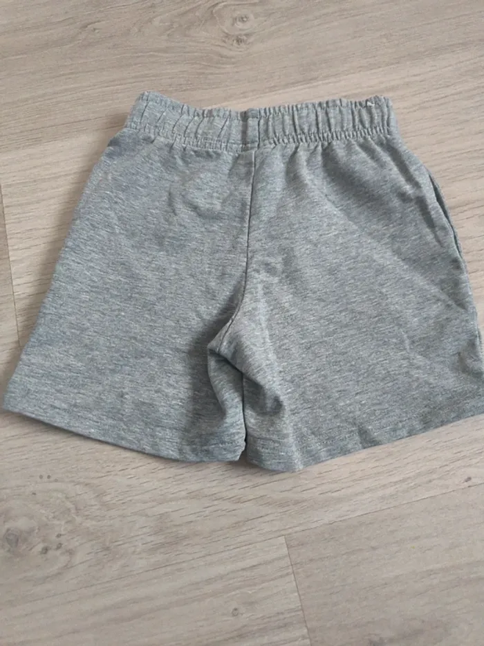 Short court de sport. Garçon 5ans - photo numéro 3