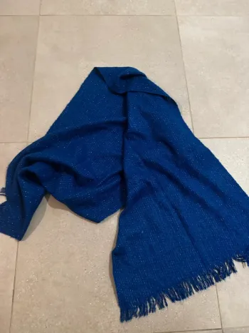 Echarpe bleu en très bon état, 55x100cm