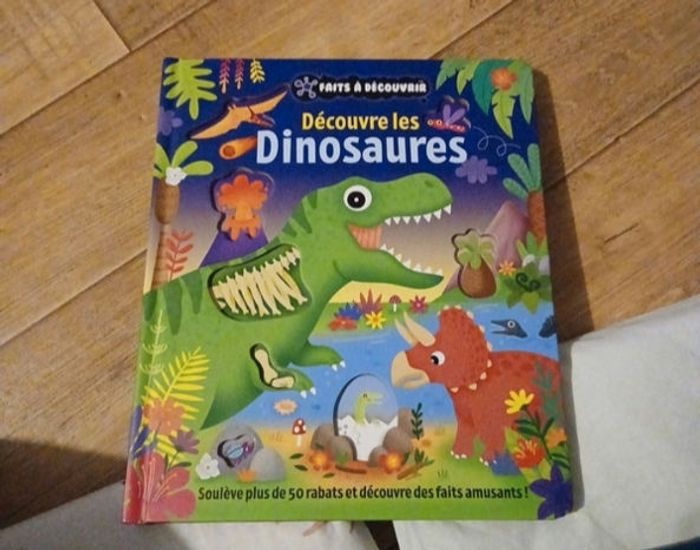 Livre découvre les dinosaures