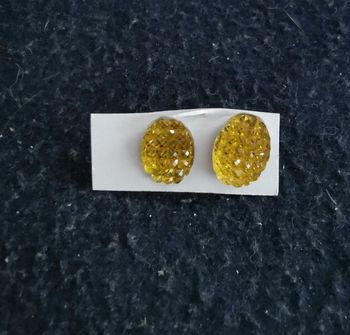 Petites puces d'oreilles jaunes