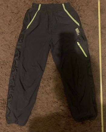 Jogging nike original taille 12/13ans couleur gris anthracite