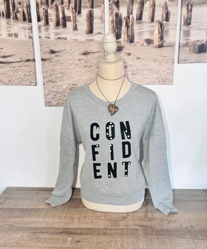 💕 sweat gris avec perles nacrés floqué « confident » taille 38 m #jennyfer