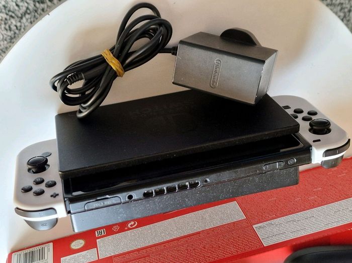 Nintendo Switch V1 + x2 jeux et carte microSD 128 Go + manette filaire Mario - photo numéro 4