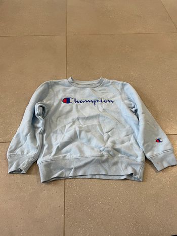 Pull bleu clair Champion 6 ans, bon état mais petite tâche