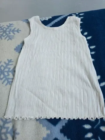 débardeur kiabi en taille 6 ans une petite tache, voir photo