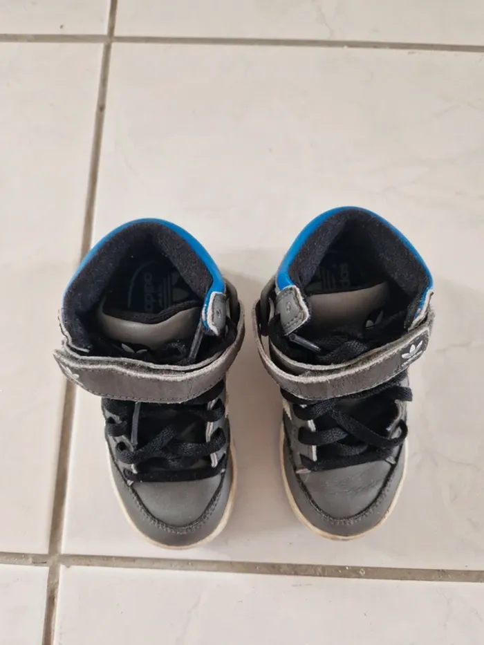 Baskets Adidas enfant taille 24 - photo numéro 4