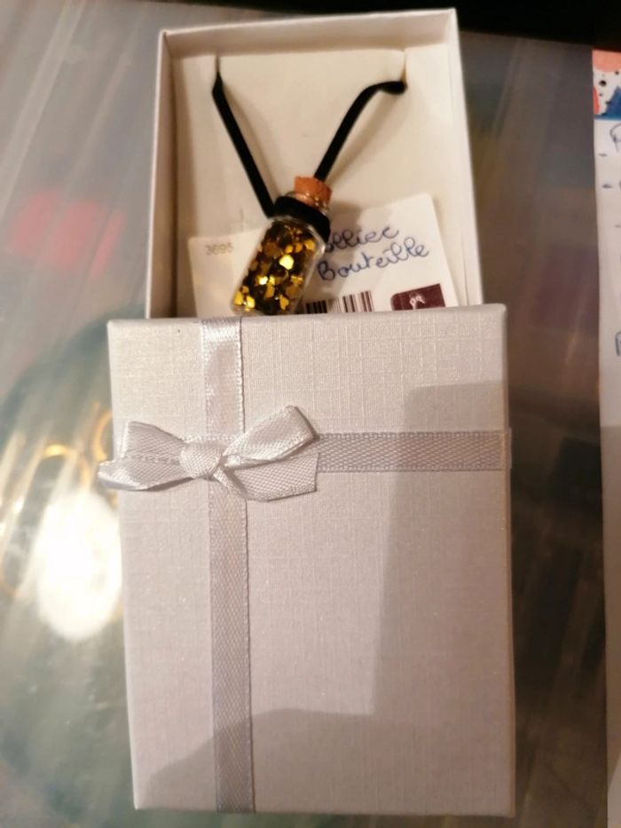 Collier avec bouteille