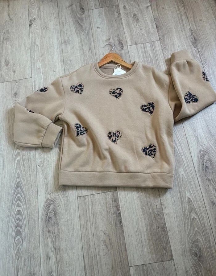 Sweat beige à coeurs léopard - photo numéro 3