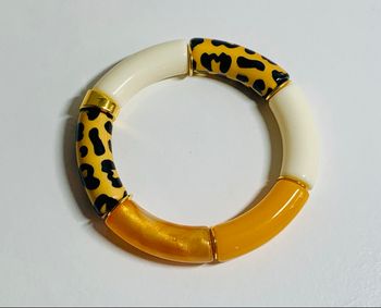 Bracelet en résine à motifs variés 