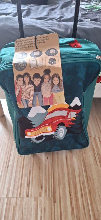 Ensemble petite valise et son sac a dos 