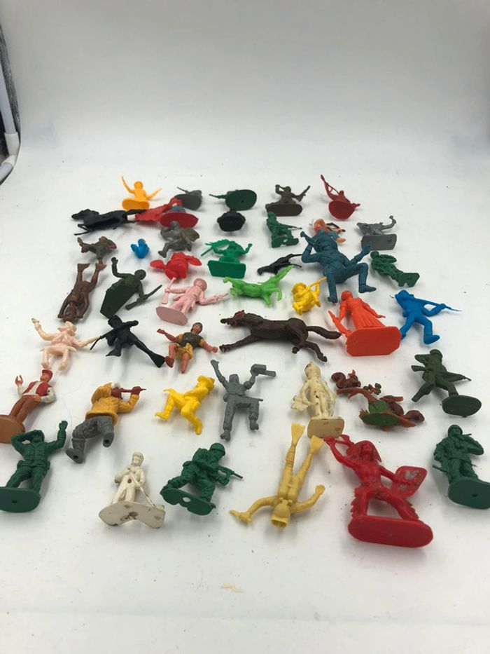 Lot de 46 figurines soldats divers - photo numéro 2