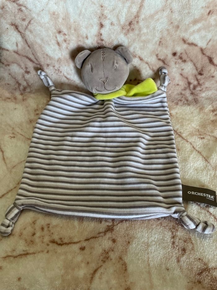 Doudou plat ours rayé gris blanc écharpe verte Orchestra Prémaman