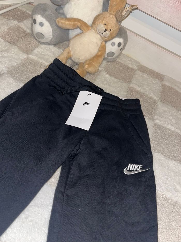 Jogging Nike neuf - photo numéro 3