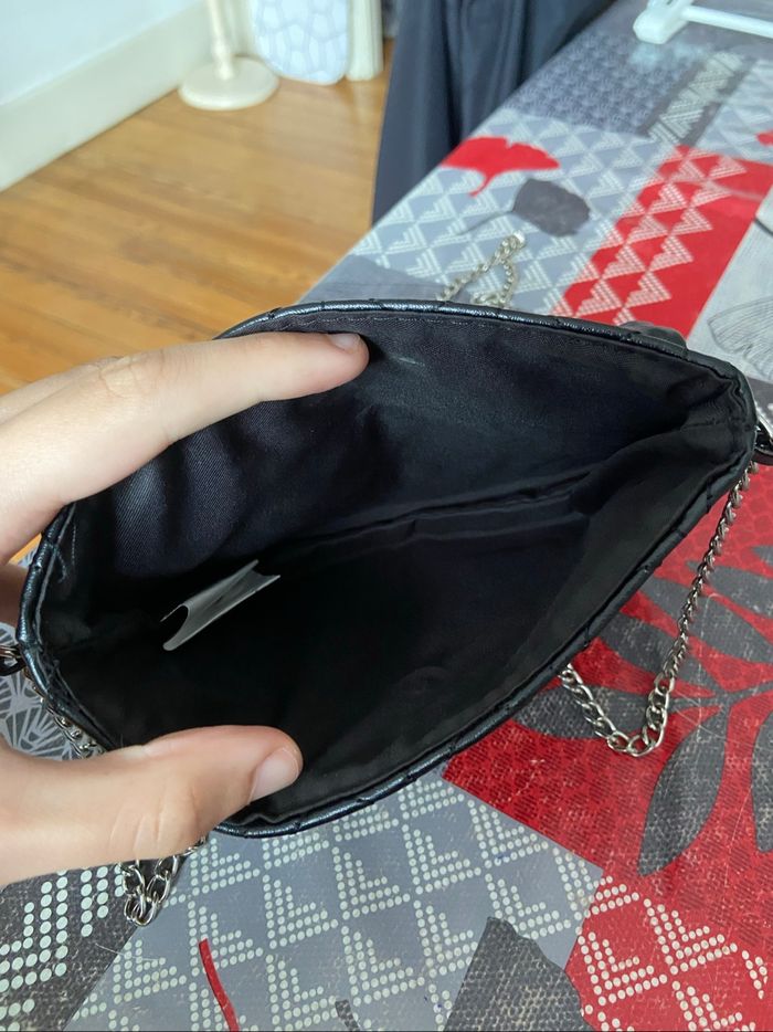Pochette noir avec chaîne - photo numéro 2