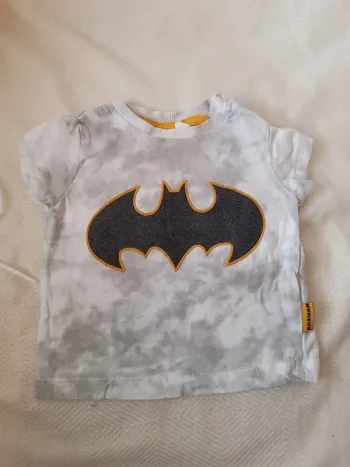 🎀T-shirt batman taille 6 mois très bon état blanc et gris 🎀