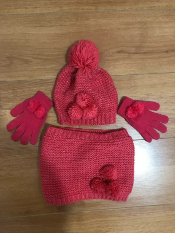 Bonnet à pompon et tour de cou et gants rose vif