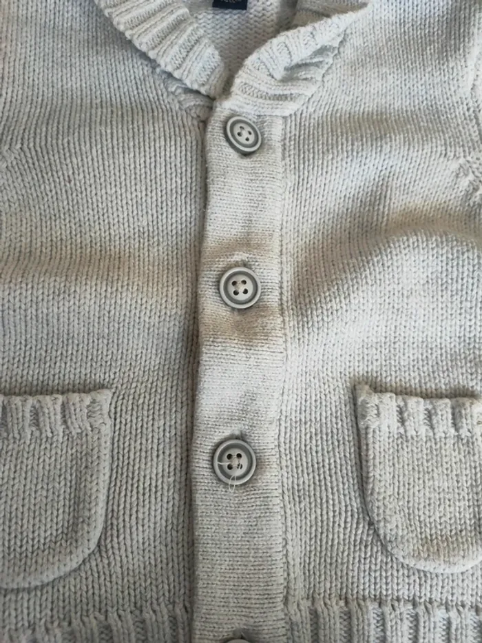 Gilet en maille garçon avec boutons gris 9 mois Kiabi. - photo numéro 2