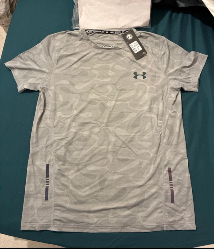 T shirt under - photo numéro 1