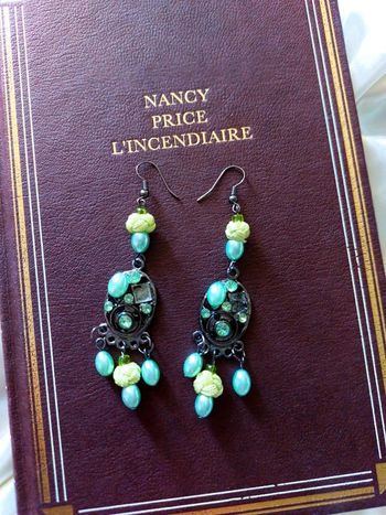 Magnifique petite paire de boucles d'oreilles pendantes