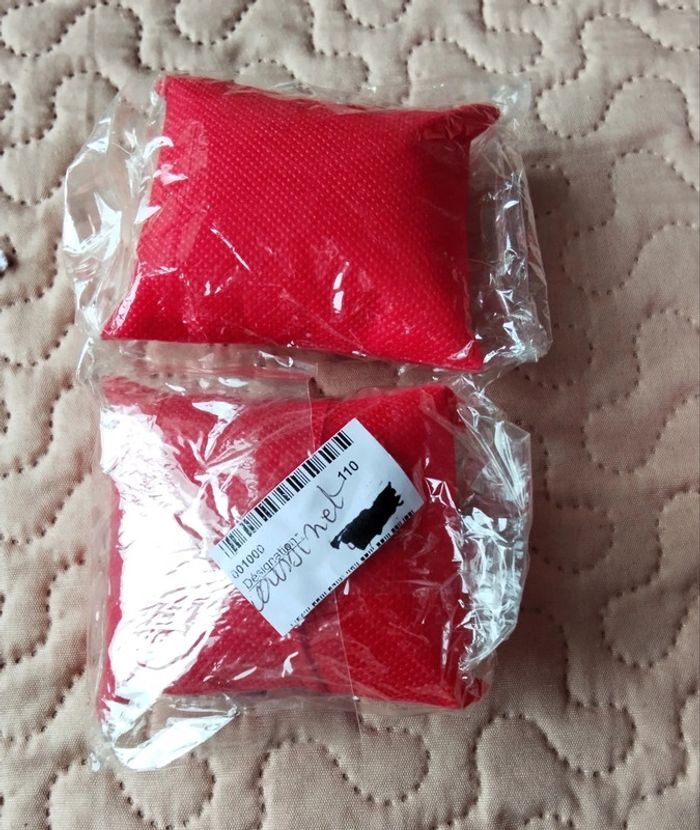 2 coussins pour mettre les bracelets. Ou montre. Rouge