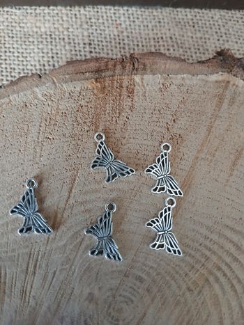 Lot de 22 breloques papillons