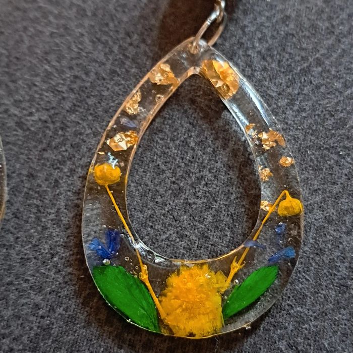 Boucles d'oreilles pendante en résine florale - photo numéro 8