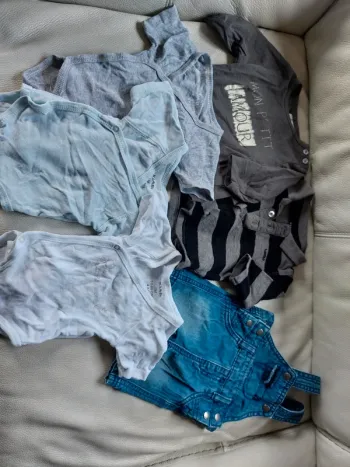 Lot de 6 articles vêtements bébé 1 mois