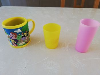 Lot 1 tasse et 2 gobelets en plastique