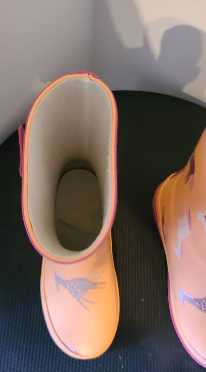 Bottes en caoutchouc pour enfants, orange, combinées avec du rose. Elles ont une semelle semi-épaiss - photo numéro 2