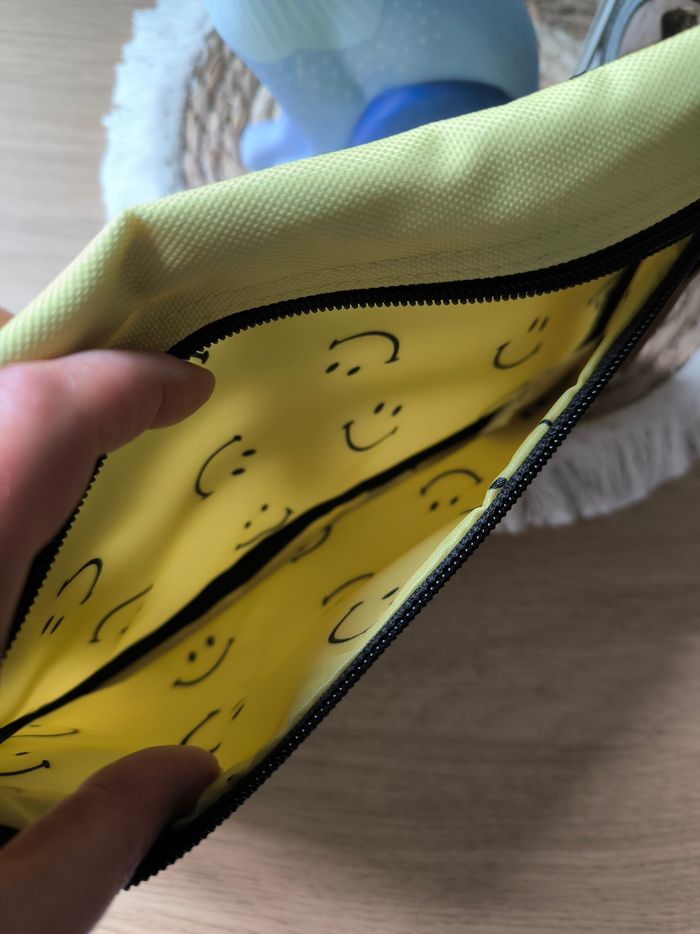 Pochette Cabaia 
édition limitée Smiley Tampere 
Neuve sans étiquette, jamais utilisée - photo numéro 4