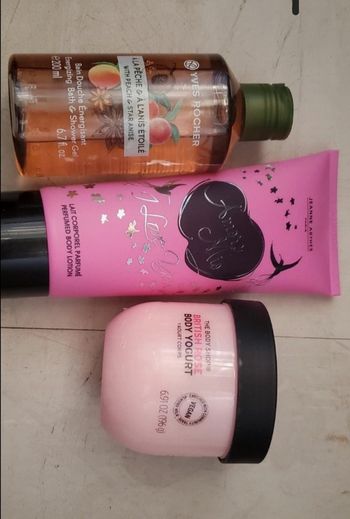 Lot avec gel douche, crème et lait corporel