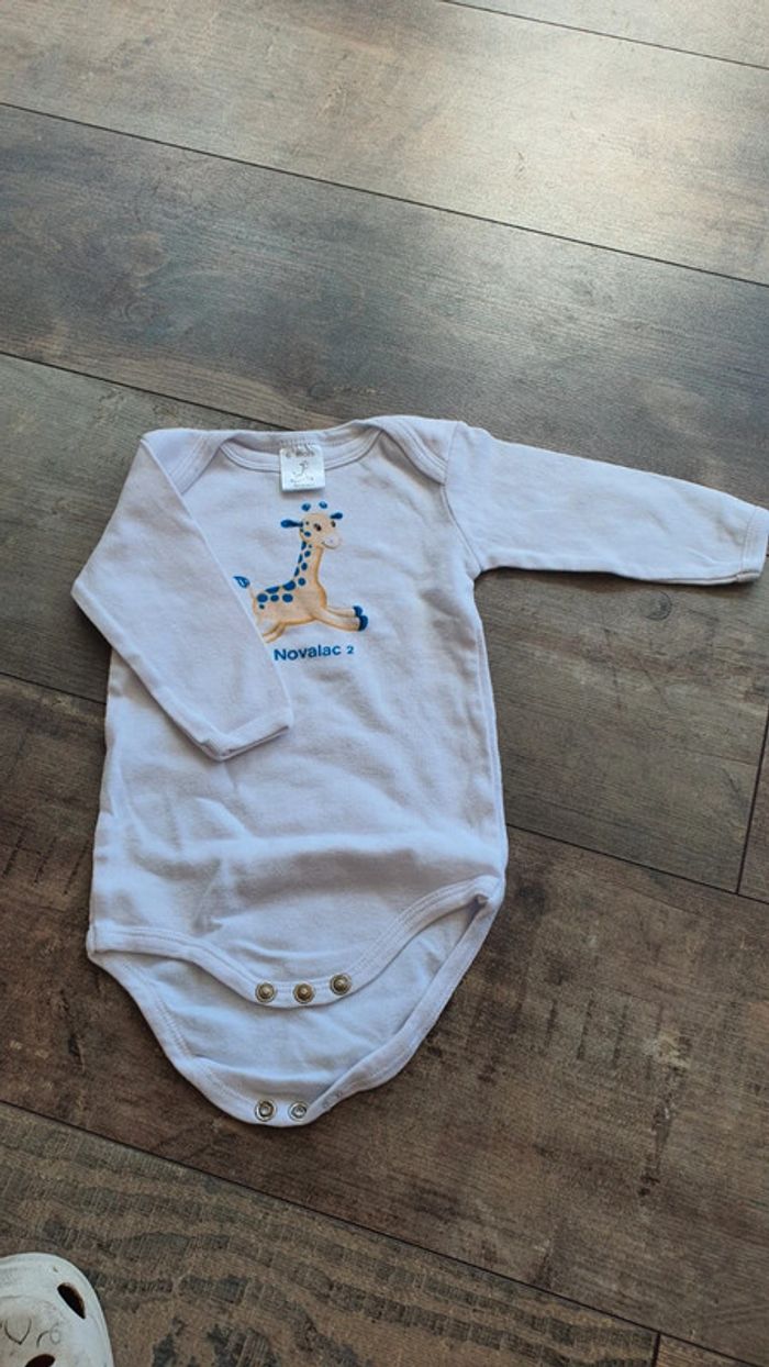 Body novalac 6 mois 68 cm en très bon état