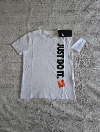 T-shirt Nike neuf 5 ans