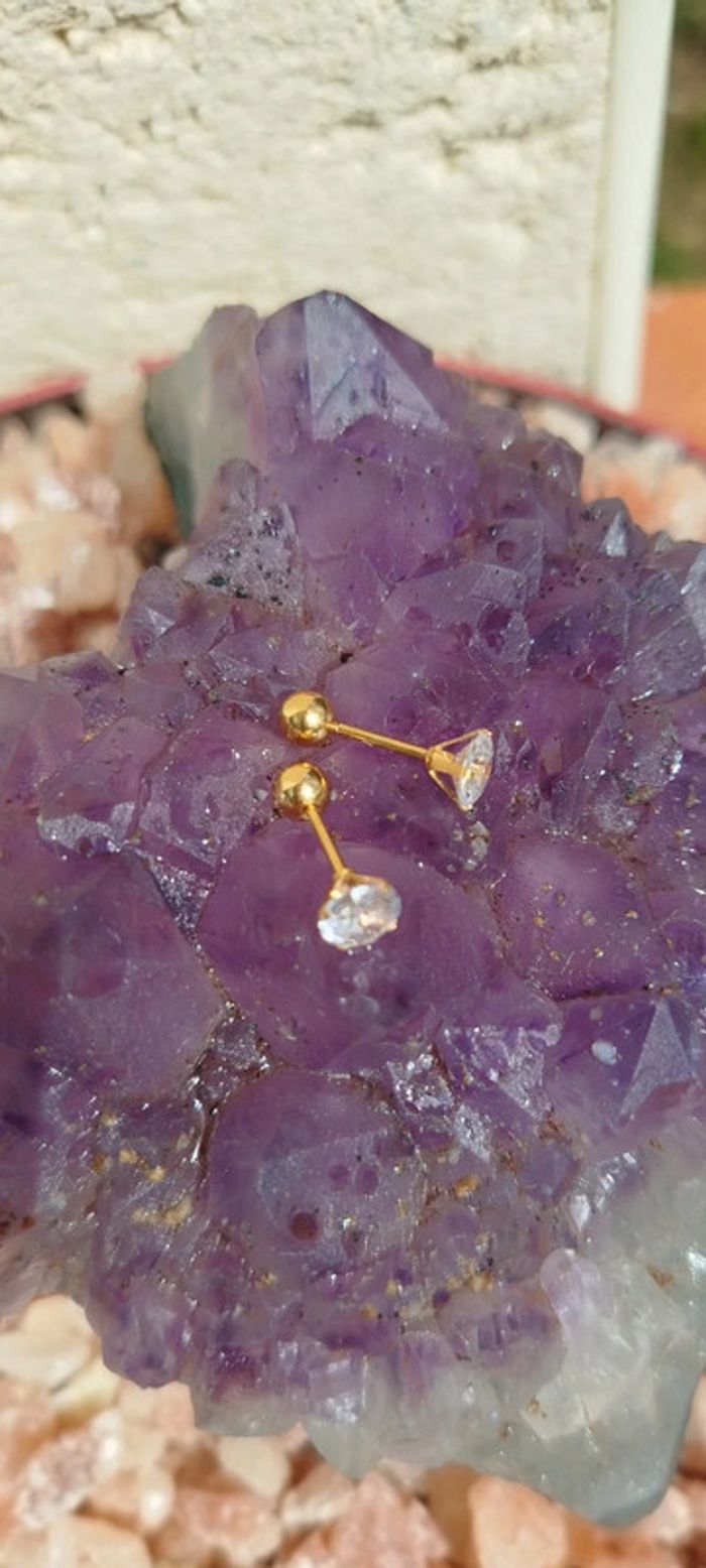 Éclatants Clous plaqué Or 24 carats et son Zircon authentique. - photo numéro 3