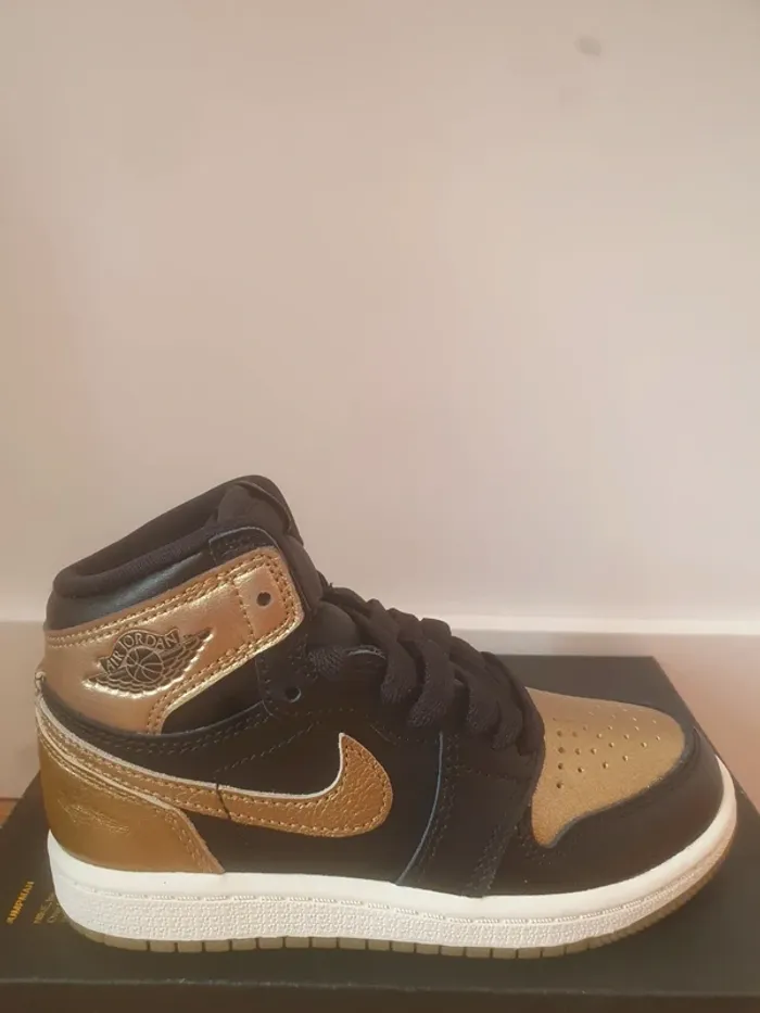 Nike Jordan 1 Retro "gold metallic"(28 et 28.5)