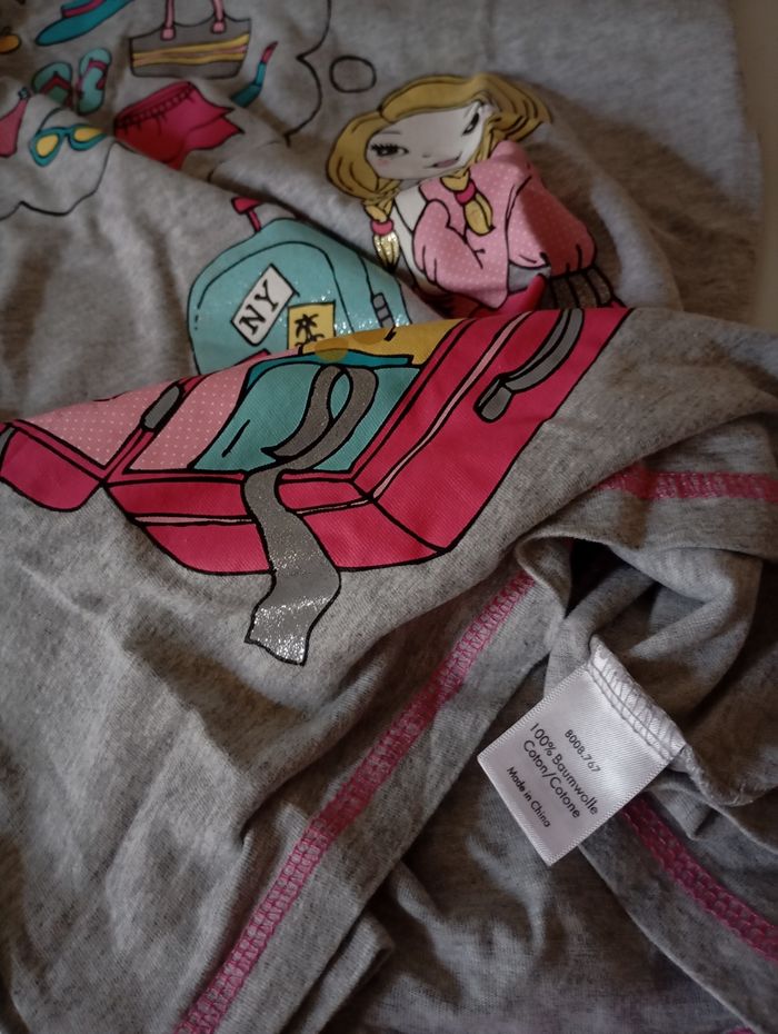 Tee-shirt manches longues. 9/10 ans. 134/140 cm. Coton gris clair chiné. Dessins avec paillettes. État neuf - photo numéro 8